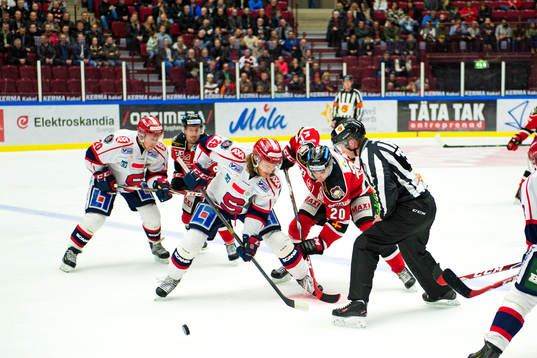 Södertäljes Erik Lindhagen och Malmö Redhawks Nils