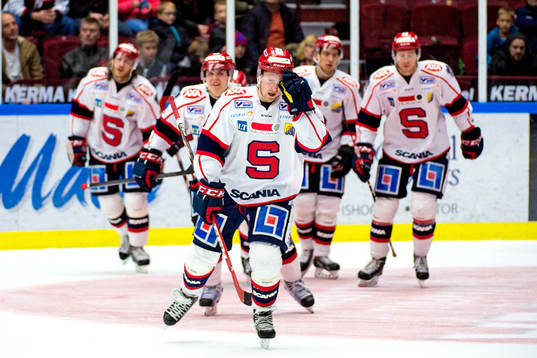 Södertäljes spelare firar 4-3 av Victor Ahlström
