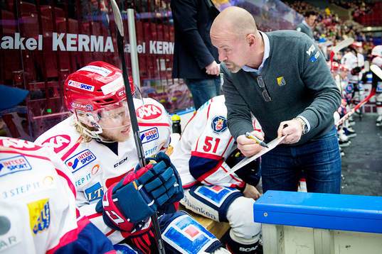 Södertäljes tränare Jan Karlsson instruerar Christopher