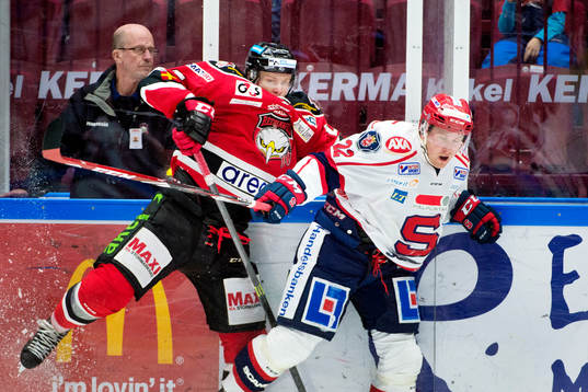 Malmö Redhawks Jeremias Augustin tacklas av Södertäljes