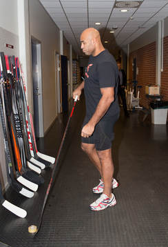 Modos Donald Brashear dribblar med en tejprulle utanför