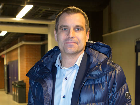 C-Mores Stefan Klemetz innan ishockeymatchen i SHL mellan