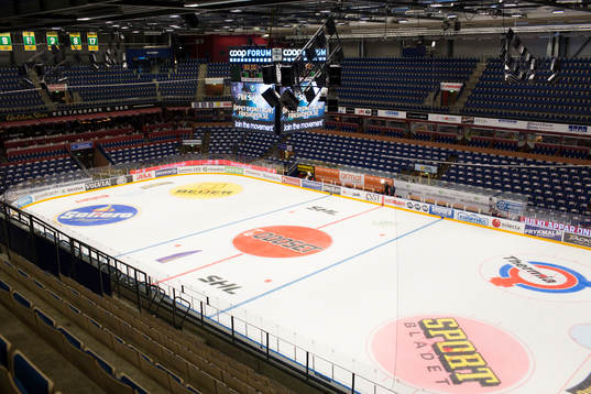 Vy över interiör av Löfbergs Arena innan ishockeymatchen