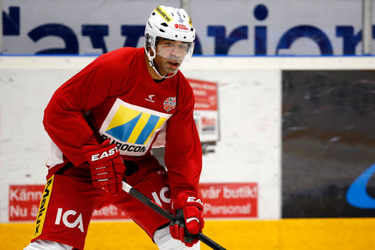 Modos Donald Brashear värmer upp innan ishockeymatchen i