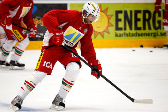 Modos Donald Brashear värmer upp innan ishockeymatchen i