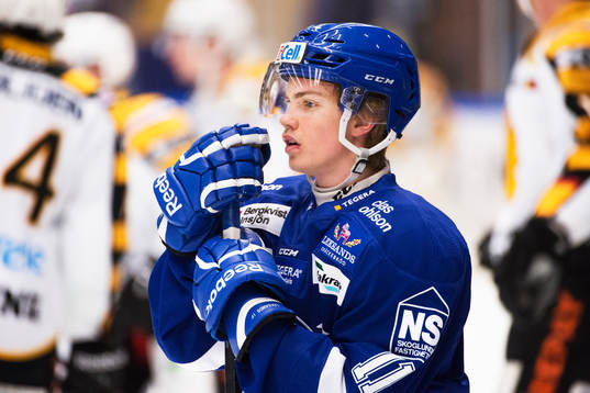 Leksands Oskar Lang före ishockeymatchen i SHL mellan