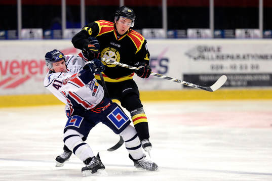 Linköpings Broc Little tacklas av Brynäs Anton Rödin