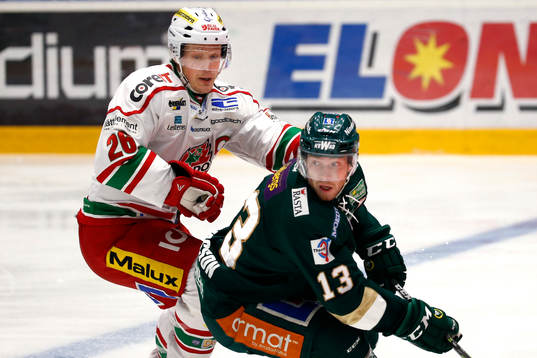 Modos Samuel Påhlsson jagar Färjestads Linus Persson