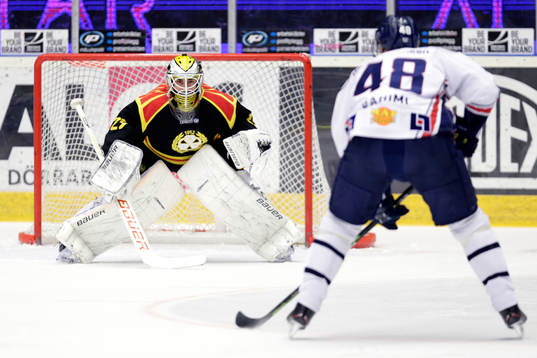 Brynäs målvakt Bernhard Starkbaum inväntar skott från