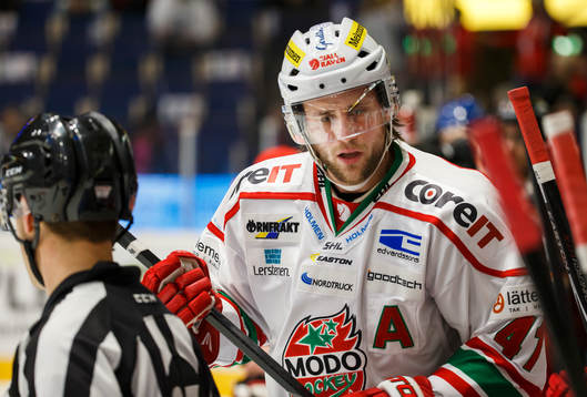 Modos Oscar Hedman peppar spelarna i båset