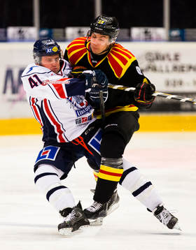 Linköpings Broc Little och Brynäs Anton Rödin i en