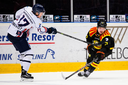 Linköpings Henrik Törnqvist med ett skott förbi Brynäs