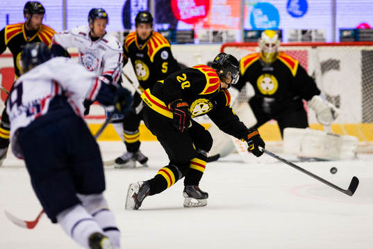 Brynäs Adam Brodecki vänder bort när Linköpings Anton