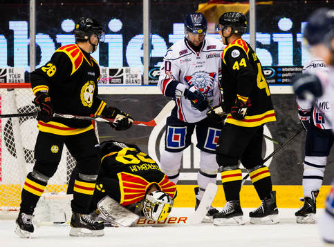 Brynäs målvakt Bernhard Starkbaum (m) blockerar pucken