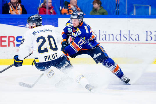 s Lawrence Pilut jagas av Växjös Alexander Johansson