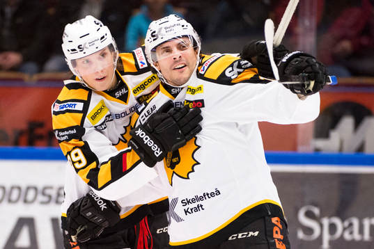 Skellefteås Oskar Sundqvist och Daniel Widing jublar