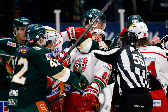 Färjestads Daniel Gunnarsson tar armen runt halsen på