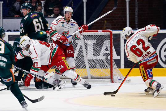 Modos Donald Brashear tacklar sig in framför mål