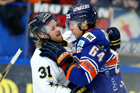 s Mattias Tedenby i fight med Växjös Eric Martinsson