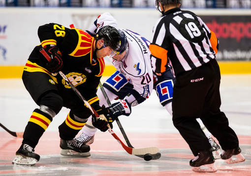 Brynäs Emil Lundberg och Linköpings Jeff Taffe tekar