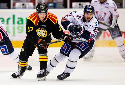 Brynäs Pathrik Westerholm i kamp om pucken med Linköpings