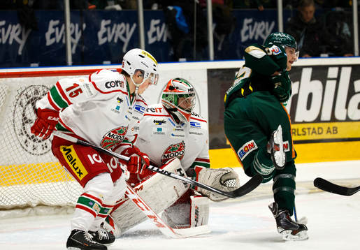 Modos Albin Runesson och Färjestads Anton Hedman framför