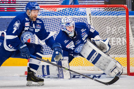 Leksands Johan Svedberg och Leksands målvakt Oscar