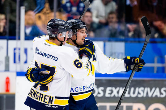 s Christoffer Törngren firar med Chris Campoli
