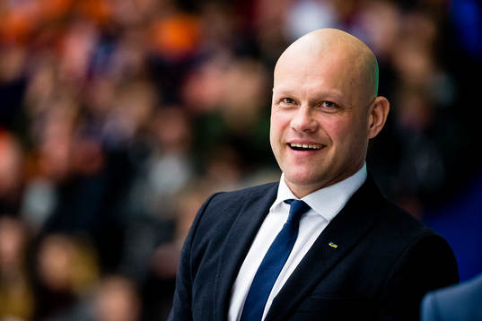 s tränare Andreas Johansson skrattar