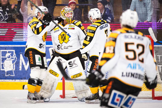 Markus Svensson, målvakt i Skellefteå, jublar