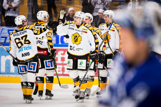 Skellefteås Daniel Widing jublar med lagkamraterna