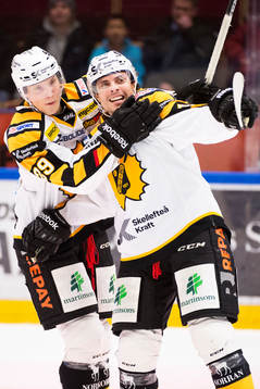 Skellefteås Oskar Sundqvist och Daniel Widing jublar