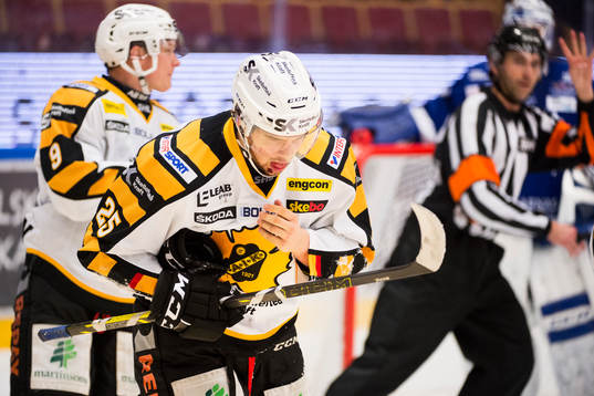 Skellefteås Axel Holmström blöder