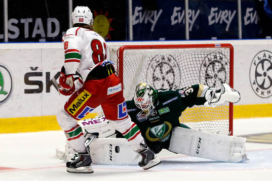 Färjestads målvakt Fredrik Pettersson Wentzel  räddar en