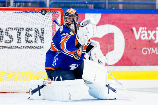 Växjös målvakt Cristopher Nihlstorp stöter undan en puck