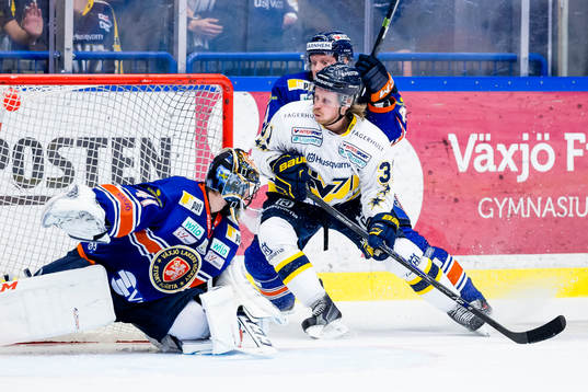 s Mattias Tedenby oroar vid Växjös målvakt Cristopher