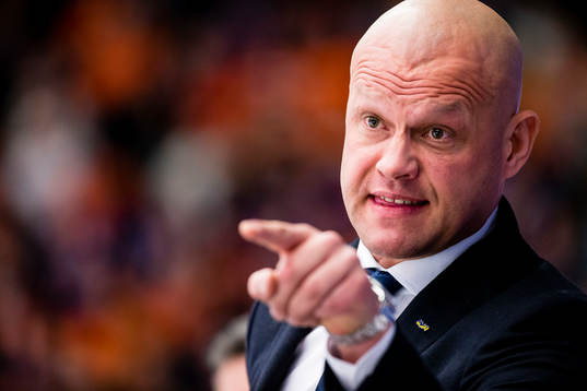 s tränare Andreas Johansson visar känslor