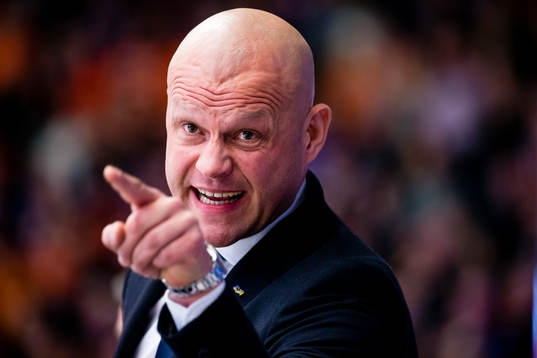s tränare Andreas Johansson visar känslor