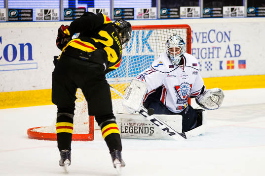 Brynäs Jens Lööke med ett skott som Linköpings målvakt