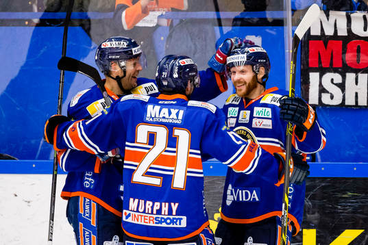 Växjös Liam Reddox firas av Tomi Kallio och Cory Murphy