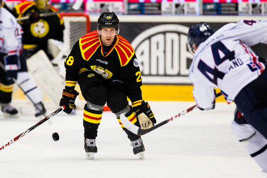 Brynäs Emil Lundberg täcker ett skott från Linköpings