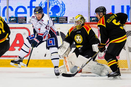 Linköpings Nichlas Hardt hoppar över pucken framför