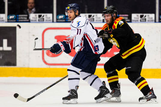 Linköpings Jacob Micflikier i kamp om pucken med Brynäs