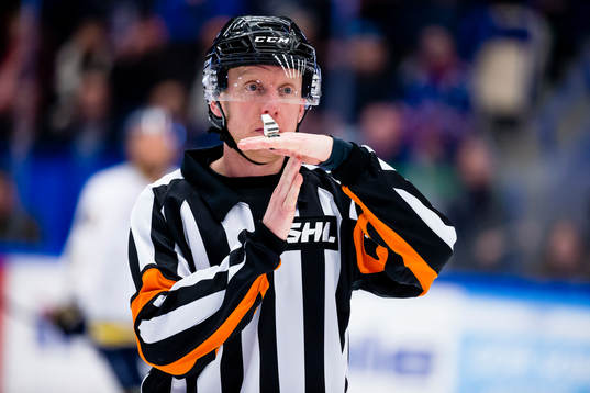 Domare Mikael Holm gör tecken för time-out