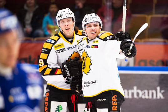Skellefteås Oskar Sundqvist och Daniel Widing jublar