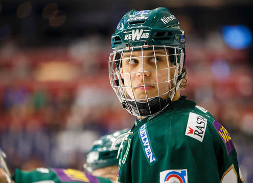 Färjestads Joel Eriksson Ek sneglar bakåt i båset