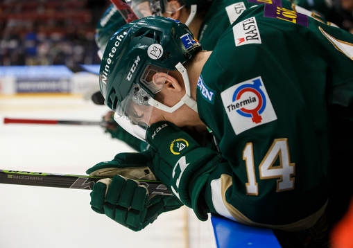 Färjestads Jesper Jensen ser deppig ut i båset