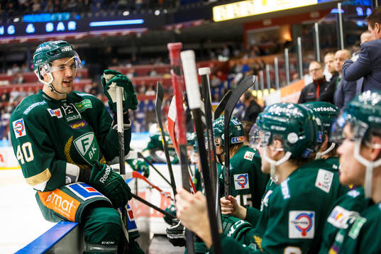 Färjestads Niclas Arell och de andra spelarna inväntar