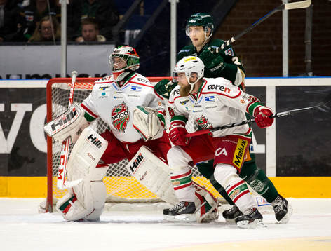 Modos Nichlas Torp och Anton Hedman framför målvakt Adam