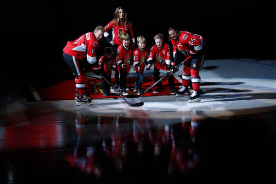 Daniel Alfredsson med sin familj och Erik Karlsson
